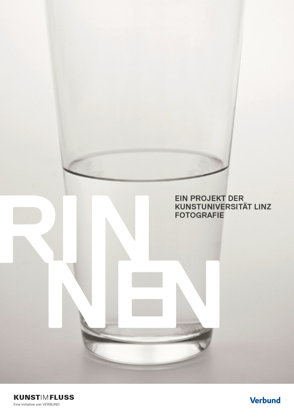 Das Plakat der Ausstellung zeigt das Plakat der Ausstellung Kunst im Fluss: Rinnen – zeigt ein halbvolles Glas Wasser